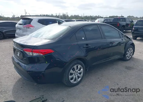 2022 Toyota Corolla Le z USA, uszkodzony, nr VIN 5YFEPMAE7NP311070